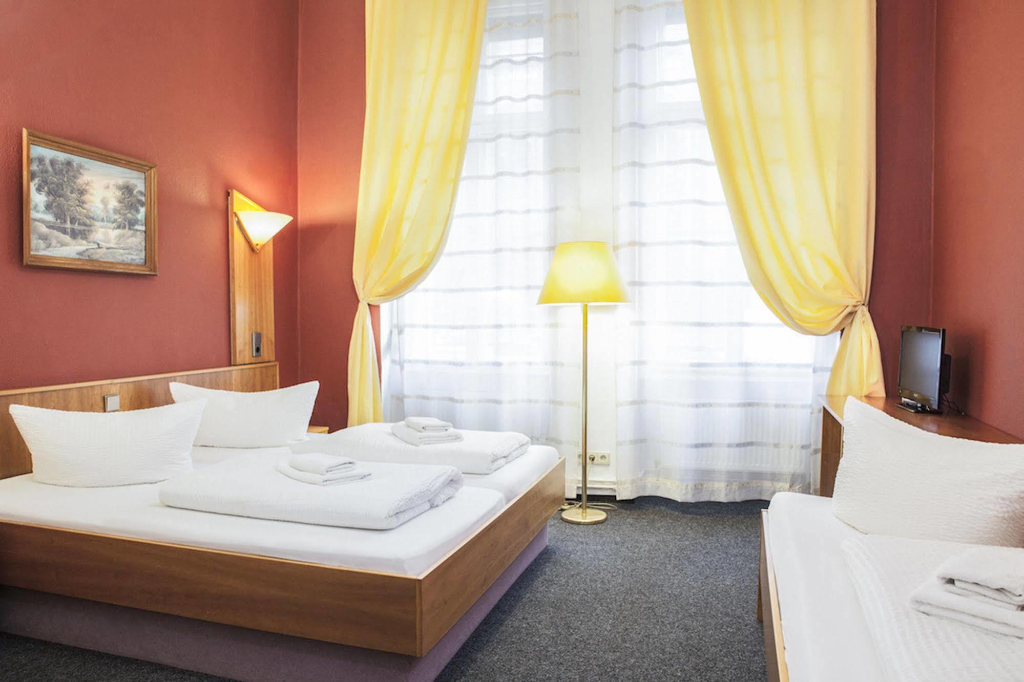Hotel Pension Insor Berlim Exterior foto